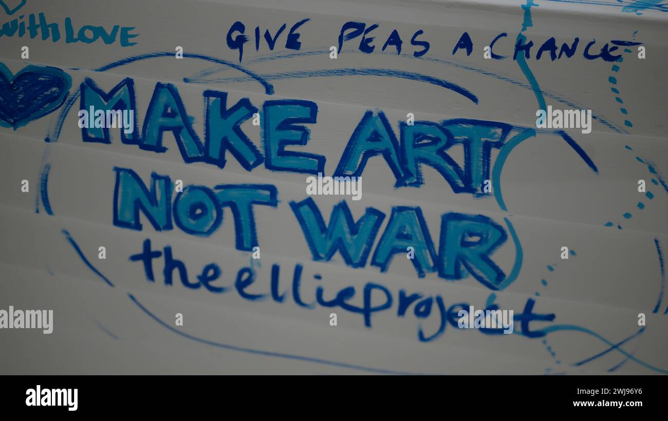 Londres, Royaume-Uni, 13 février 2024, Music of the Mind est la plus grande exposition célébrant le travail influent de Yoko Ono. L’exposition à la Tate Modern ouvre ses portes le 15 février et dure jusqu’au 1er septembre 2024. Il y a plus de 200 œuvres, qui comprennent des pièces d'enseignement et des partitions, des installations, des films, de la musique et de la photographie. Yoko Ono est un artiste aux multiples facettes qui couvre les arts visuels, la performance et la musique. Né à Tokyo, Japon, en 1933., Andrew Lalchan Photography/Alamy Live News Banque D'Images