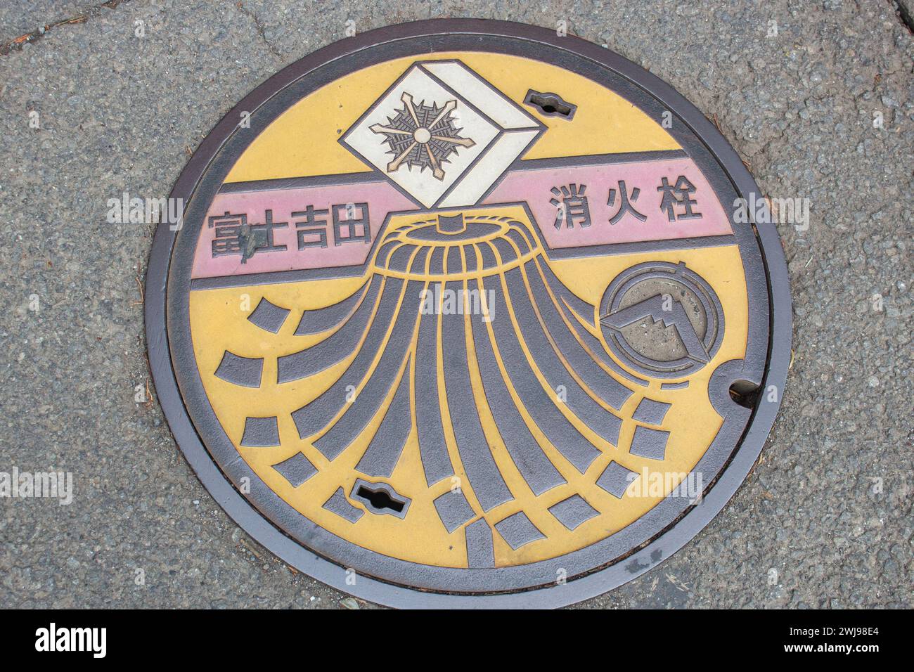 Beau et mignon couvercle de trou d'homme gravé le mont Fuji ou Fujisan dessus comme un symbole de la ville de Fujiyoshida, Yamanashi, Japon Banque D'Images