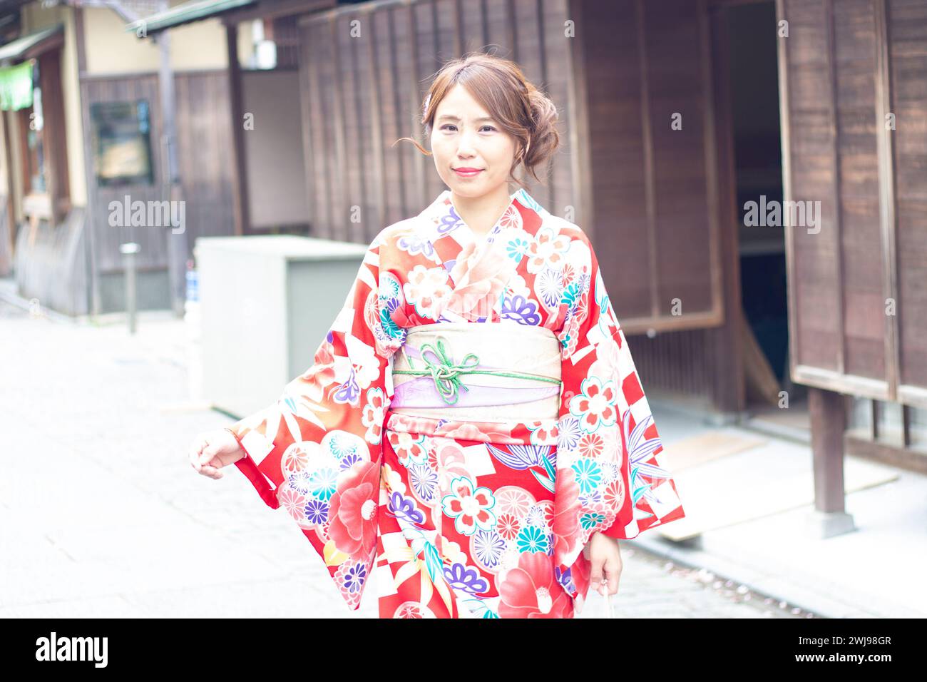 Femme attirante porte du kimono japonais dans la rue de Kyoto, au Japon Banque D'Images