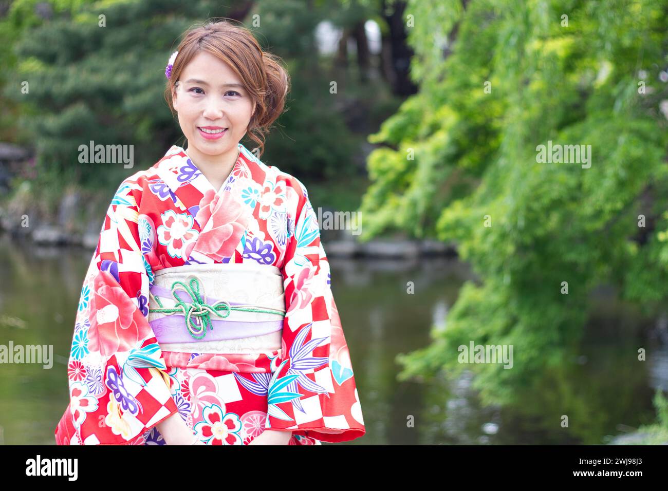 Jolie femme asiatique portant un kimono au parc Maruyama, Kyoto au printemps Banque D'Images