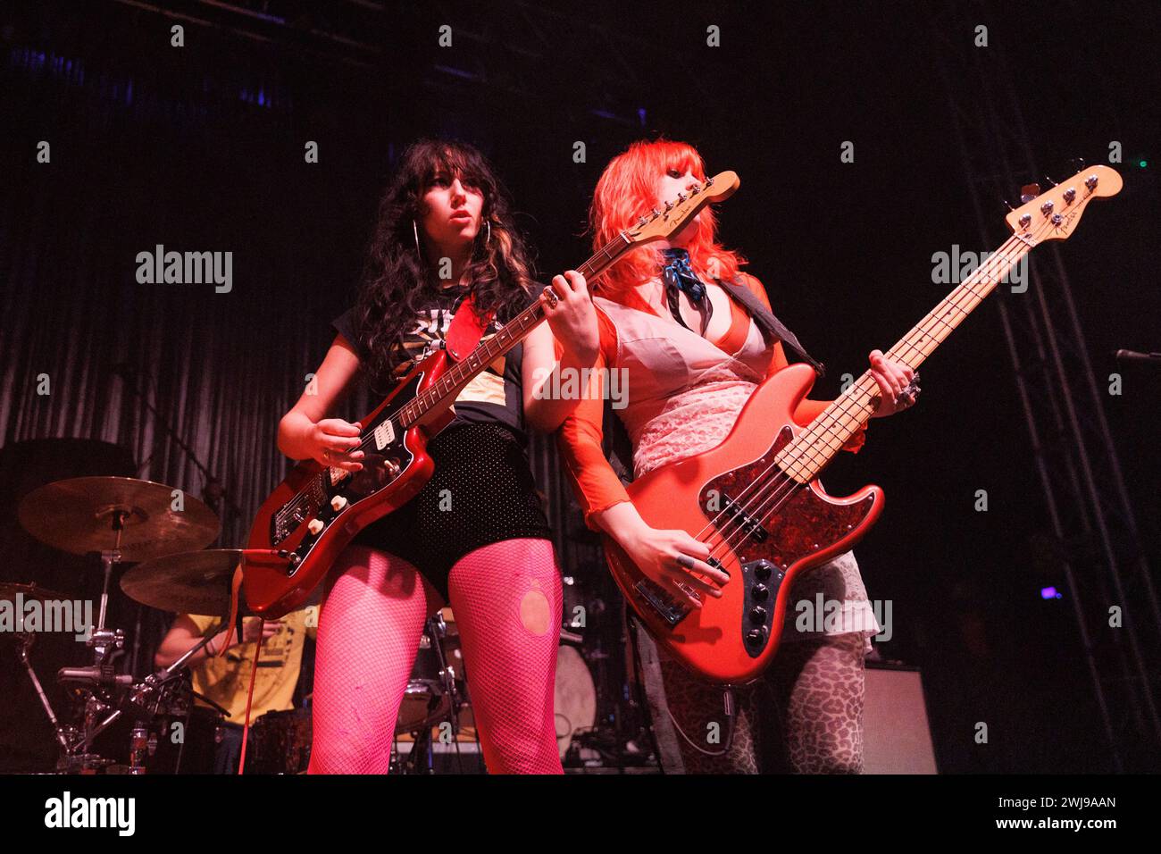 Talulah SIM-Savage et Lola Sam du groupe de rock HotWax se produisent sur scène en février 2024. Banque D'Images