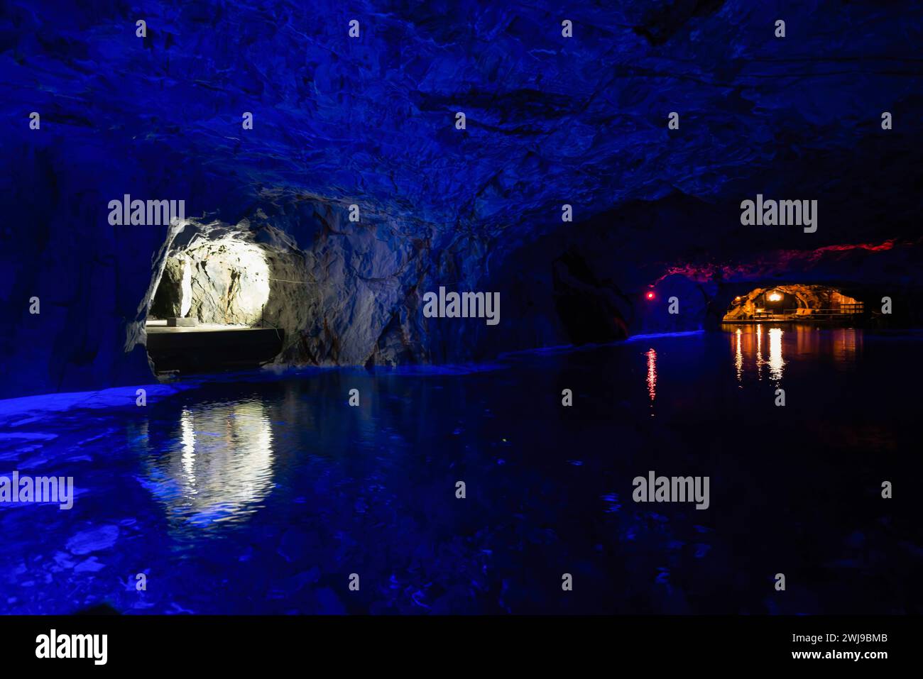 30 janvier 2024, Eide, MÃ¸re OG Romsdal, Norvège : vue panoramique de la galerie principale de la mine Bergtatt, qui a été inondée à l'usage des visiteurs. Bergtatt est une mine de marbre exceptionnelle située dans le comté de MÃ¸re og Romsdal, près de la ville d'Eide, dans la région occidentale de la Norvège. Il propose des visites guidées à travers des grottes souterraines. L'expérience comprend une promenade en bateau sur un lac de métro illuminé et une salle de concert sculptée dans le marbre. Le site est connu pour sa beauté naturelle et son acoustique unique, ce qui en fait une destination mémorable pour les visiteurs. (Crédit image : © Jorge Castellanos/S Banque D'Images