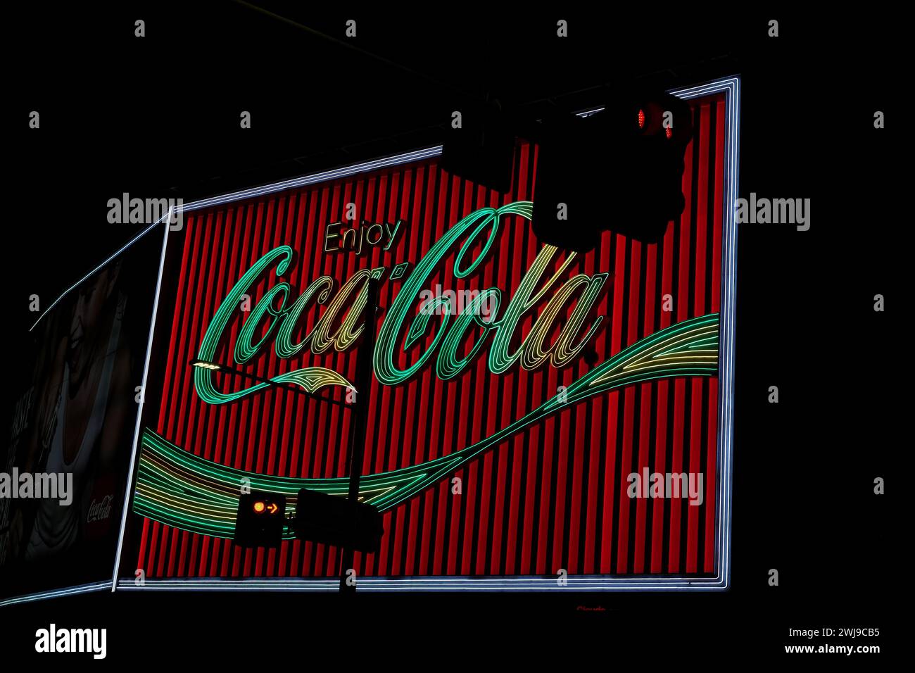 Le Kings Cross Coca-Cola Sign s'est enflammé aux couleurs nationales de l'Australie lors de la Coupe du monde féminine de la FIFA 2023 Banque D'Images