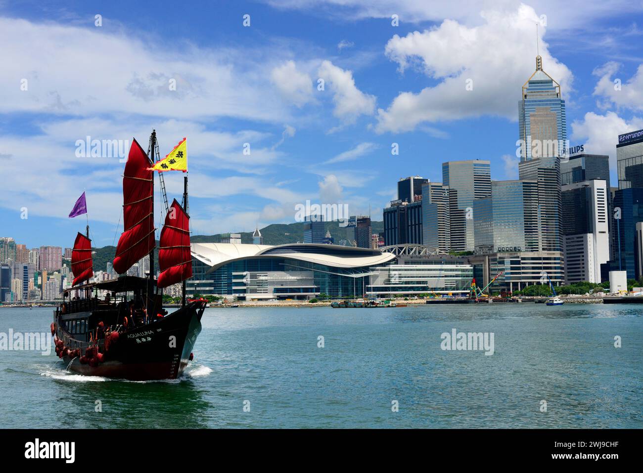 L'Aqualuna Chinese Junk boat navigant dans le port Victoria à Hong Kong. Banque D'Images
