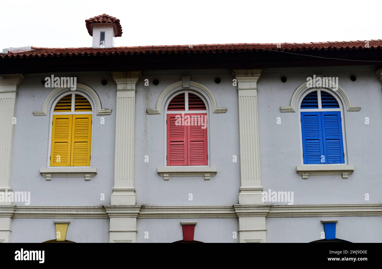 Un vieux bâtiment coloré à l'angle de Jalan Besar Road et Syed Alwi Rd à Singapour. Banque D'Images