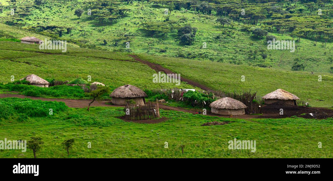 Huttes tanzaniennes dans de petits villages du nord de la Tanzanie. Banque D'Images