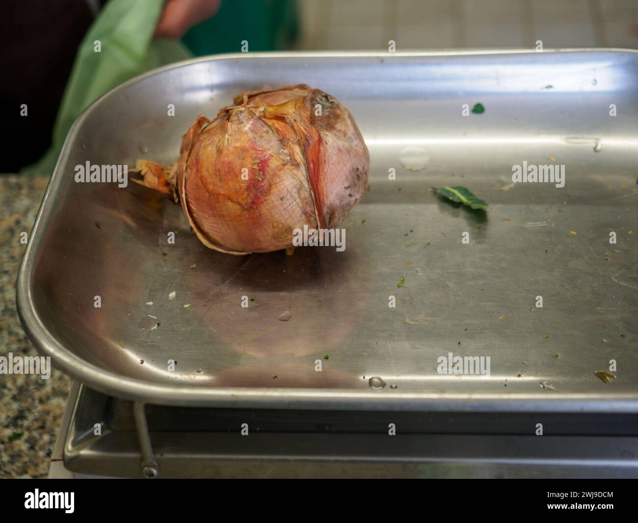 le vendeur de femme senior pèse gros oignon rose organique dans une balance à l'image haute résolution de magasin de détail Banque D'Images