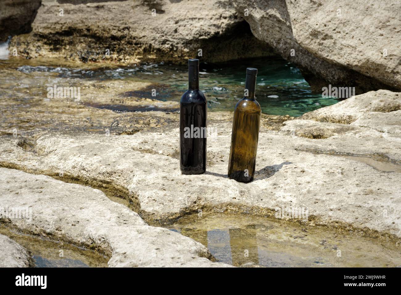 Deux bouteilles de vin sur le rivage rocheux de la mer Caspienne. Banque D'Images