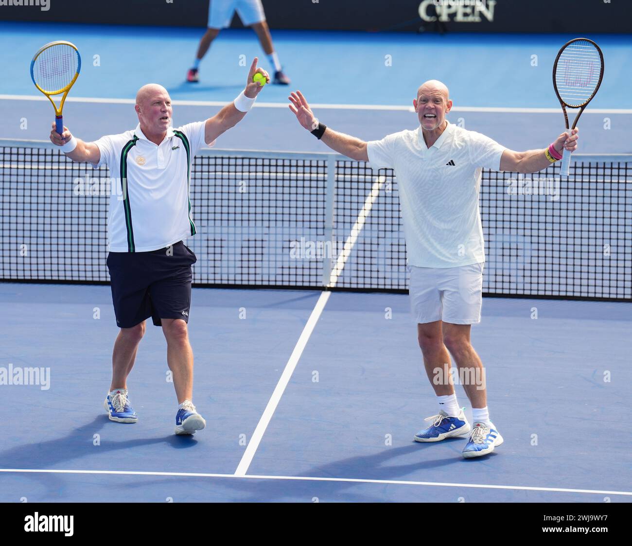 Delray Beach, Floride, États-Unis. 11 février 2024. 11 février - Delray Beach, FL : Murphy Jensen (USA) et son frère Luke Jensen (USA) se sont bien amusés en jouant Bob et Mike Bryans (USA) ias dans le cadre de l'ATP Champions Tour qui s'est tenu au Delray Beach Open 2024 au Delray Beach Tennis Center. (Crédit image : © Andrew patron/ZUMA Press Wire) USAGE ÉDITORIAL SEULEMENT! Non destiné à UN USAGE commercial ! Banque D'Images