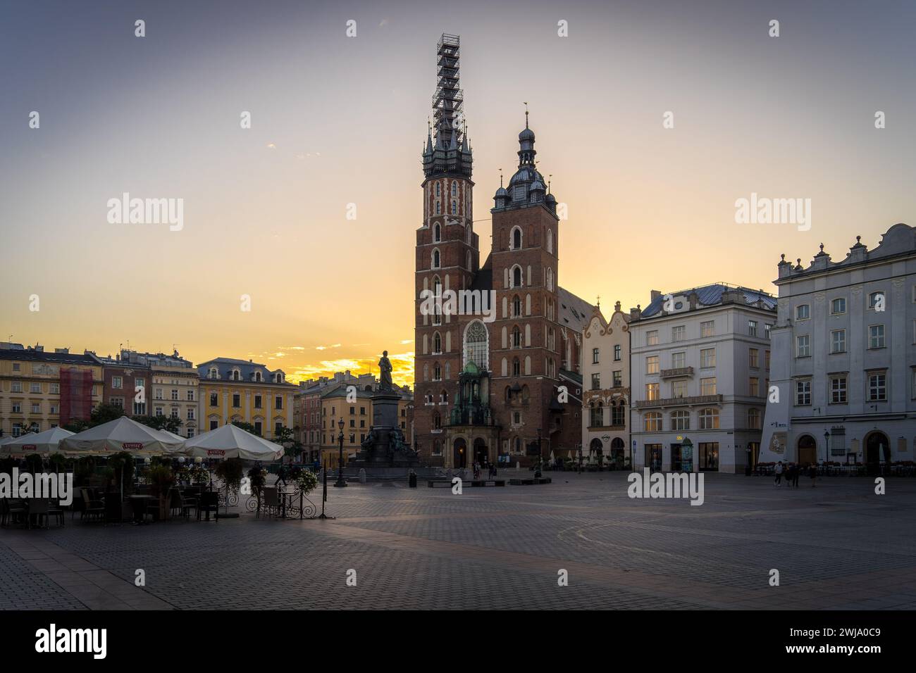 Cracovie, Pologne - 13 août 2023 : place du marché principale à Kraków avec le équipé Cathédrale de Marie au petit matin, avec très peu de monde. Papier peint de Cracovie. Banque D'Images