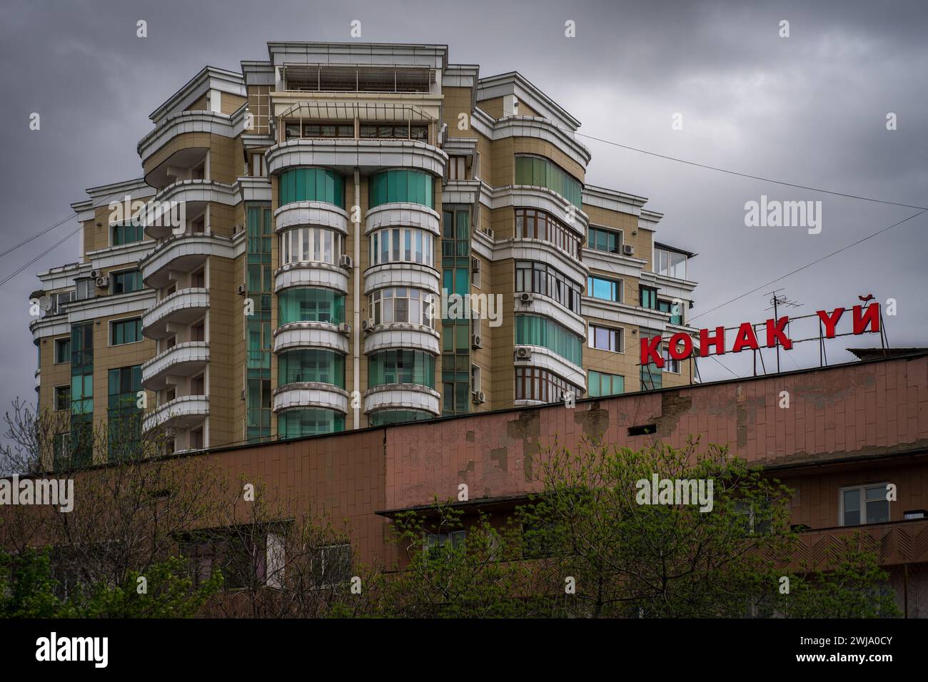 Almaty, Kazakhstan - avril 29 2023 : magnifique immeuble résidentiel de style socialiste à Almaty, Kazakhstan Banque D'Images