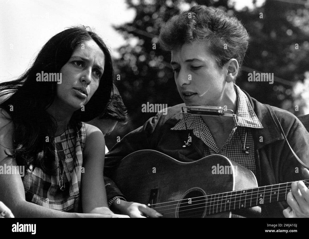 Marche des droits civiques sur Washington, DC vue rapprochée des chanteurs Joan Baez et Bob Dylan août 28 1963 - photo de Rowland Scherman Banque D'Images