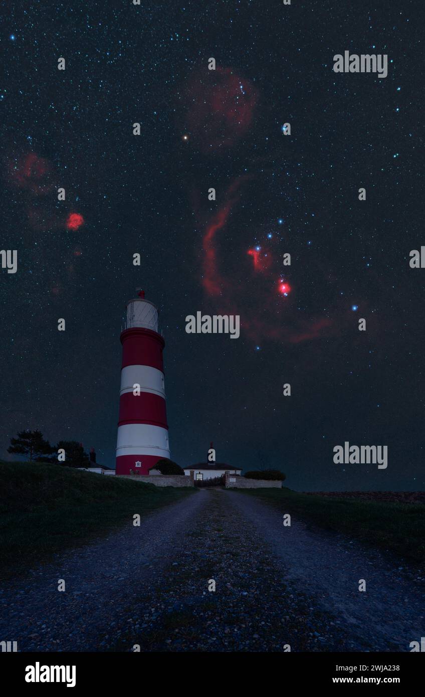 Constellation d'Orion et nébuleuses s'élevant au-dessus du phare d'Happisburgh sur la côte du Norfolk Banque D'Images