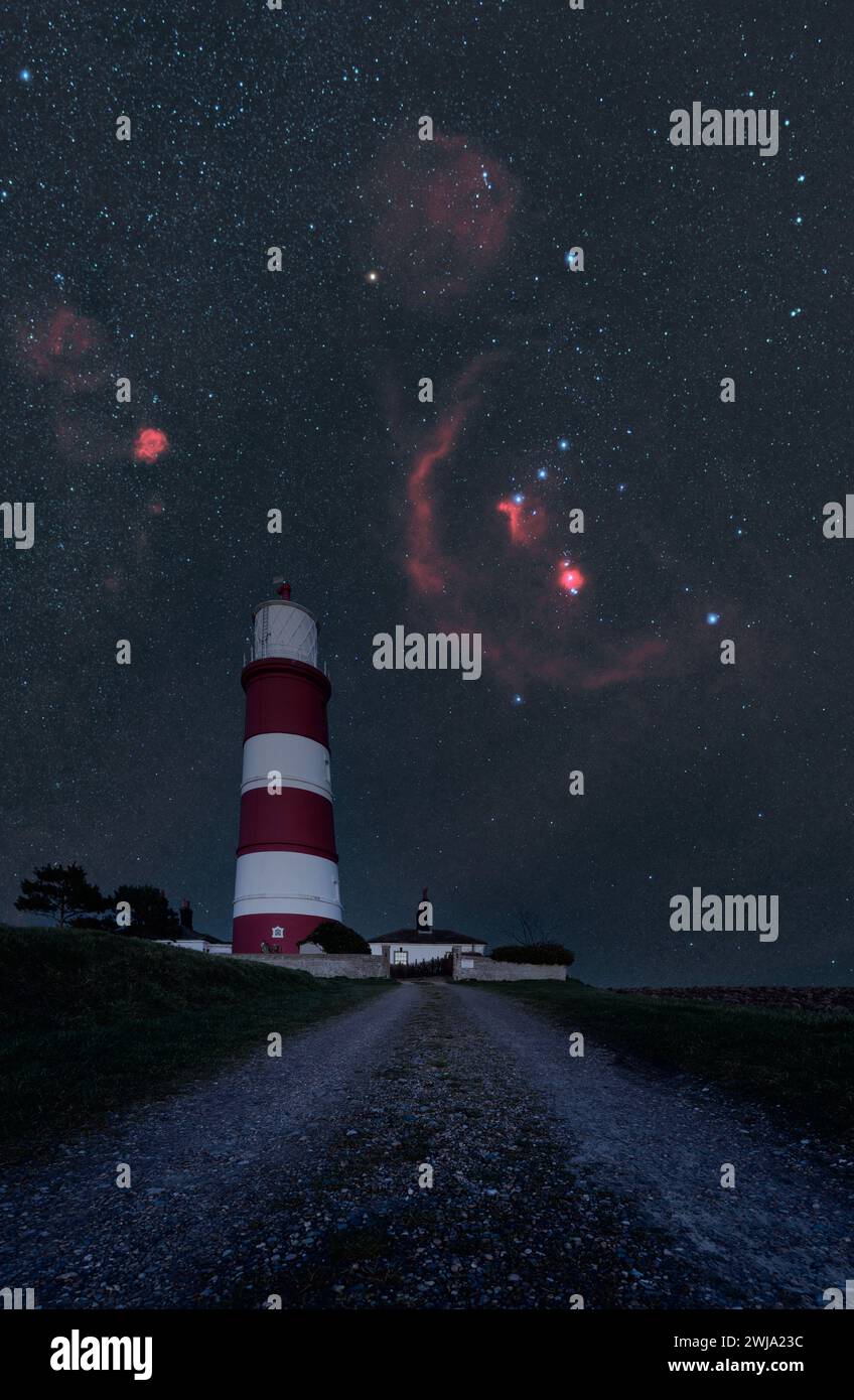Constellation d'Orion et nébuleuses s'élevant au-dessus du phare d'Happisburgh sur la côte du Norfolk Banque D'Images