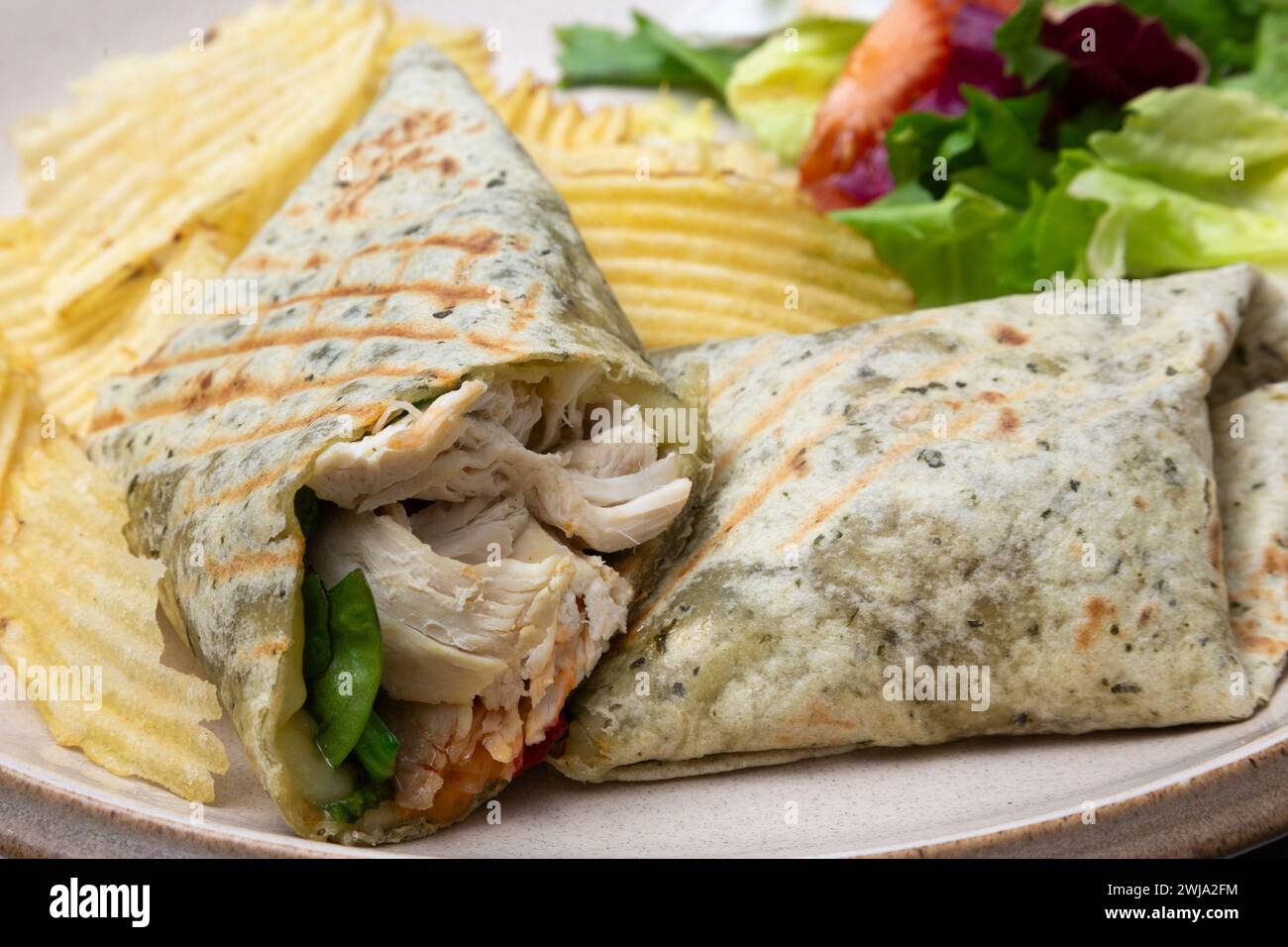 Tortilla au poulet tranché Banque D'Images