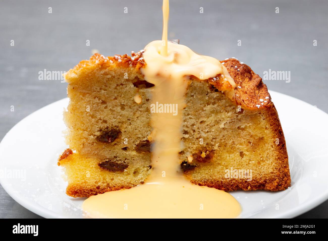 Tranche de gâteau aux pommes avec Custard Banque D'Images