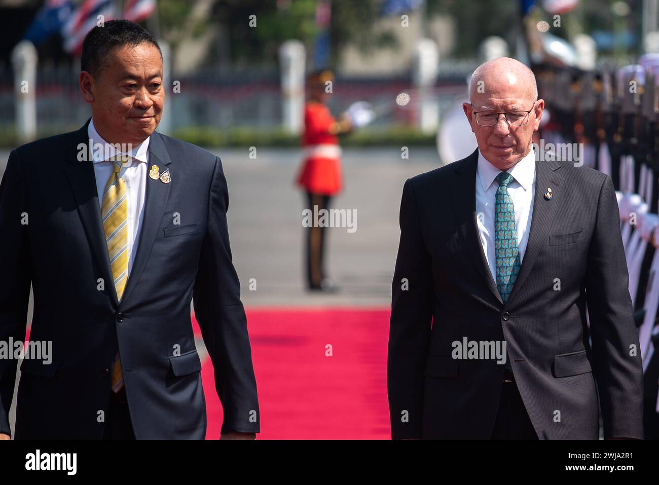 Bangkok, Thaïlande. 14 février 2024. Un gouverneur général de l'Australie, le général David John Hurley (à droite) et le premier ministre thaïlandais Srettha Thavisin (à gauche) inspectent la garde d'honneur lors d'une cérémonie de bienvenue à Government House. Le général David John Hurley, gouverneur général de l'Australie, effectue une visite officielle de 5 jours (du 13 au 17 février 2024) en Thaïlande pour célébrer la relation de longue date entre l'Australie et la Thaïlande. Crédit : SOPA images Limited/Alamy Live News Banque D'Images