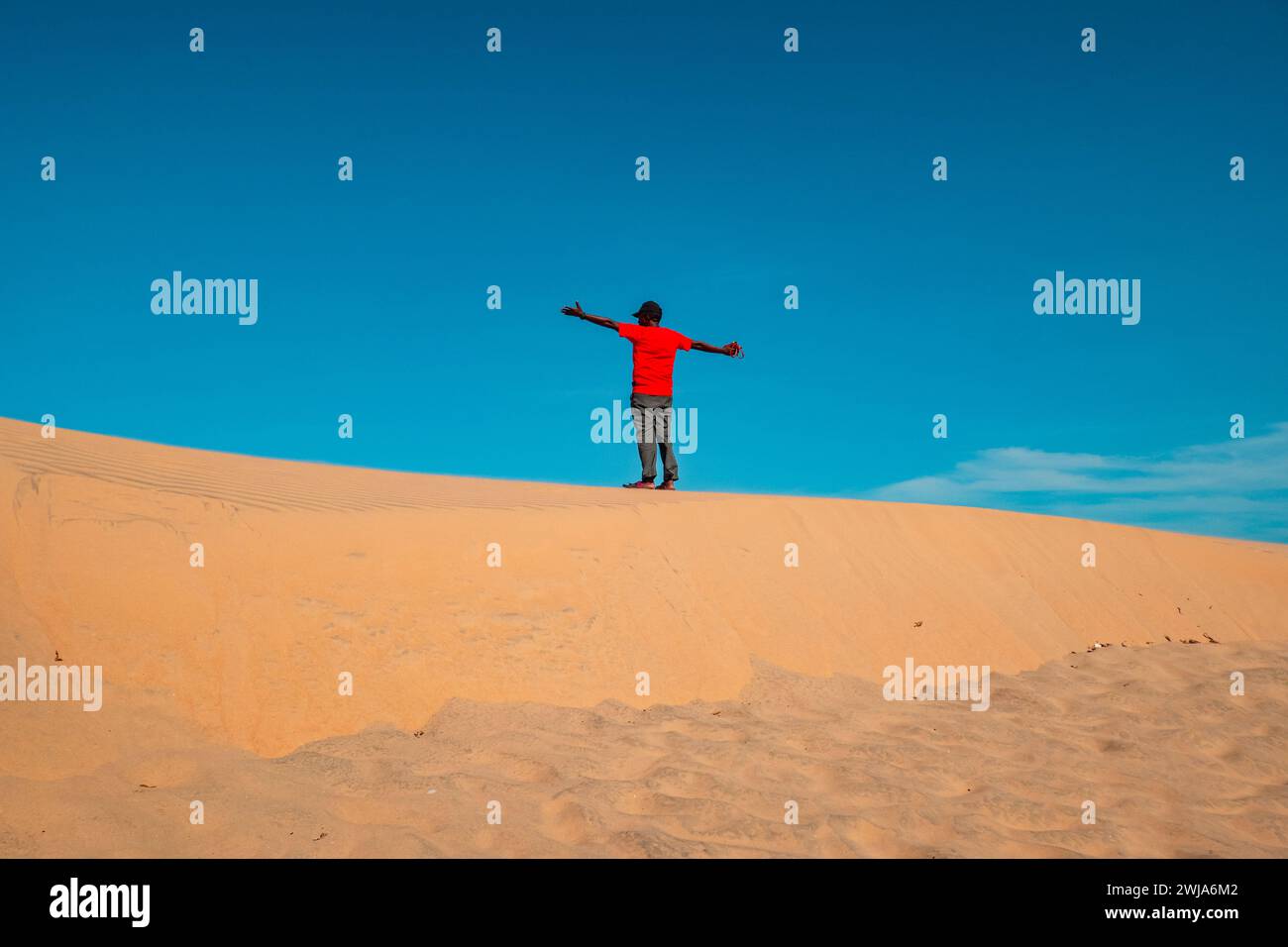 Un touriste marchant sur les dunes de sable de Mambrui dunes de sable sur la plage de Mambrui à Malindi, Kenya Banque D'Images