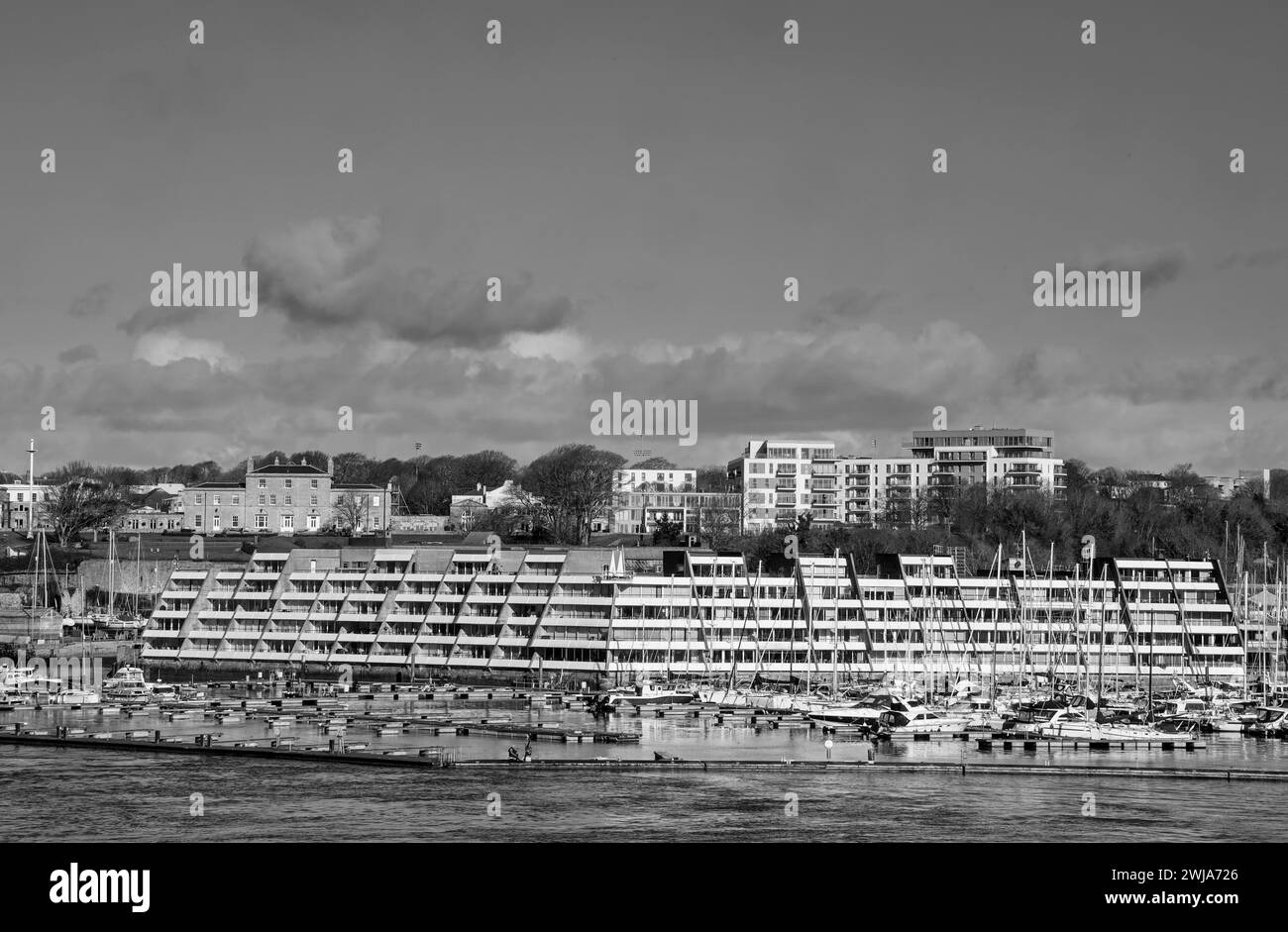 Mayflower Marina, Richmond Walk, Devonport, avec de nouveaux logements au Village près de la mer qui s'élèvent au-dessus. Banque D'Images