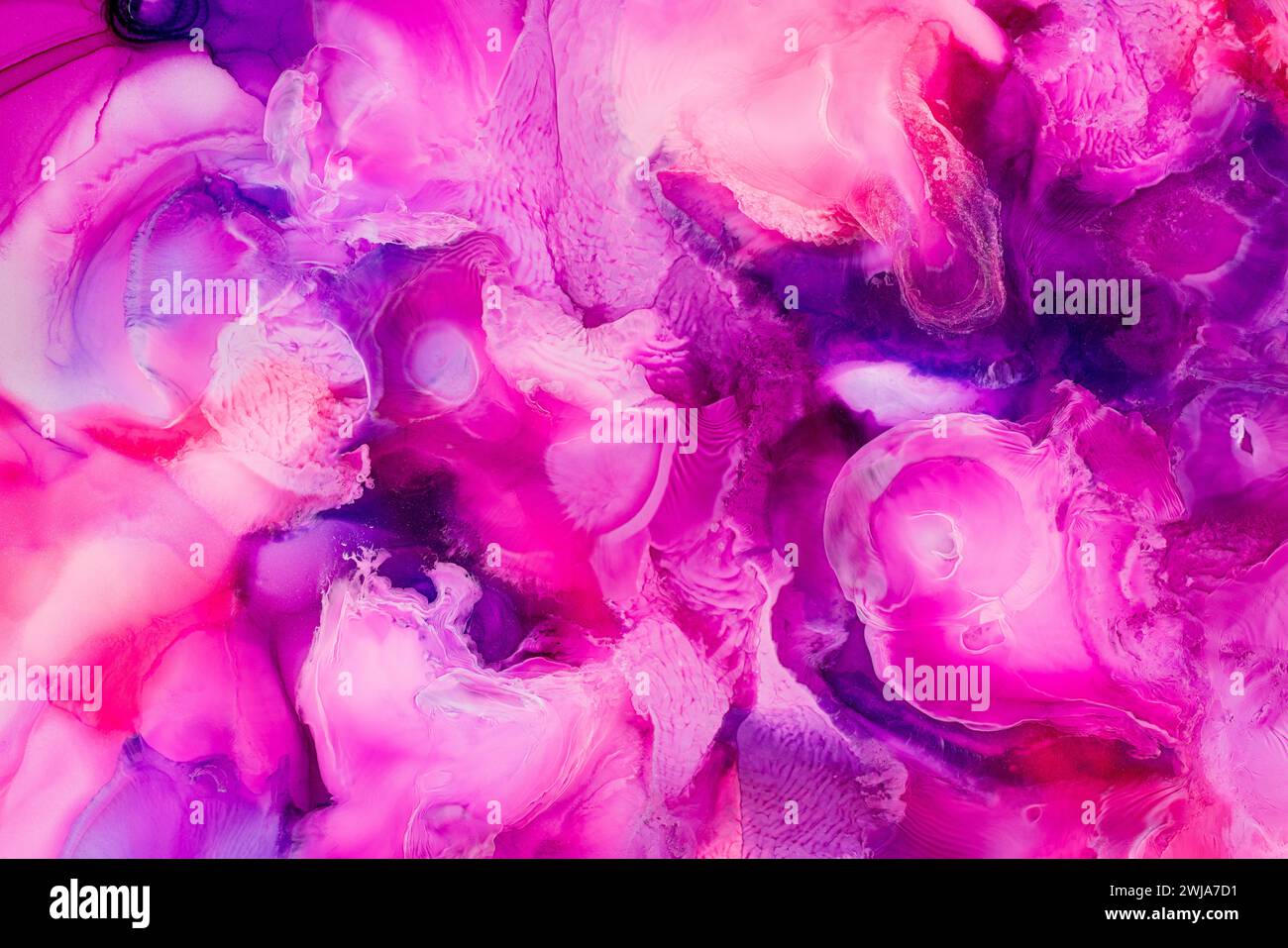Art fluide abstrait vibrant avec des teintes tourbillonnantes de rose et de violet, créant un effet marbré onirique Banque D'Images