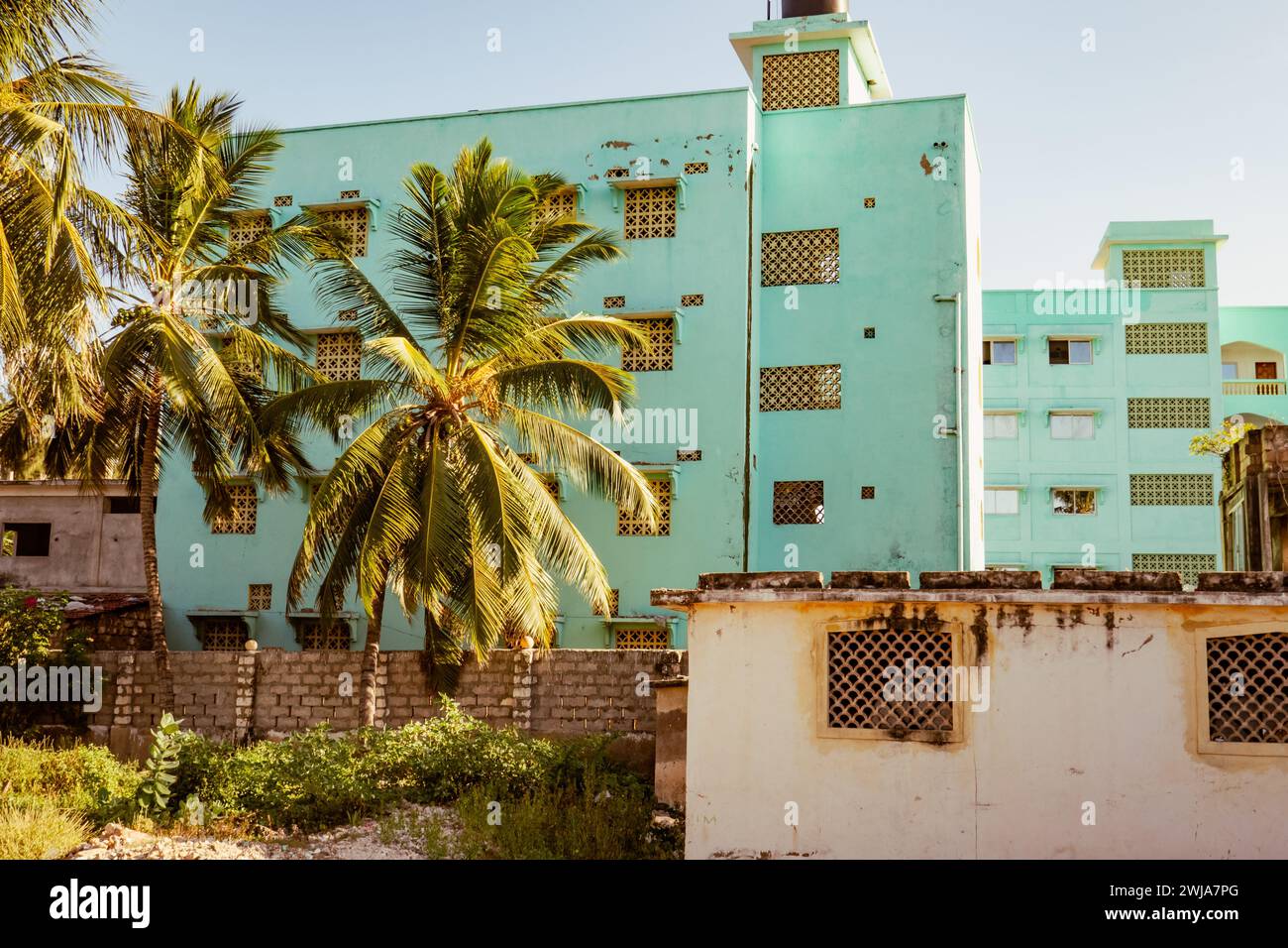 Appartements résidentiels au milieu des palmiers à la plage de Mambrui Beach à Malindi, Kenya Banque D'Images