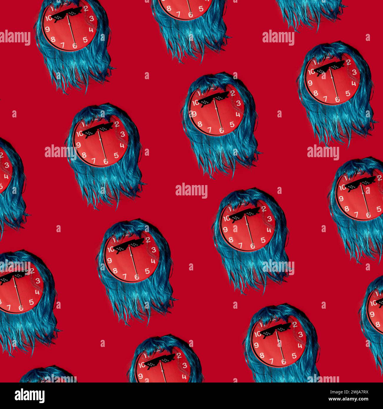Un motif créatif avec des cadrans bleus avec un fond rouge vif, évoquant une sensation de surréalisme et de temps Banque D'Images