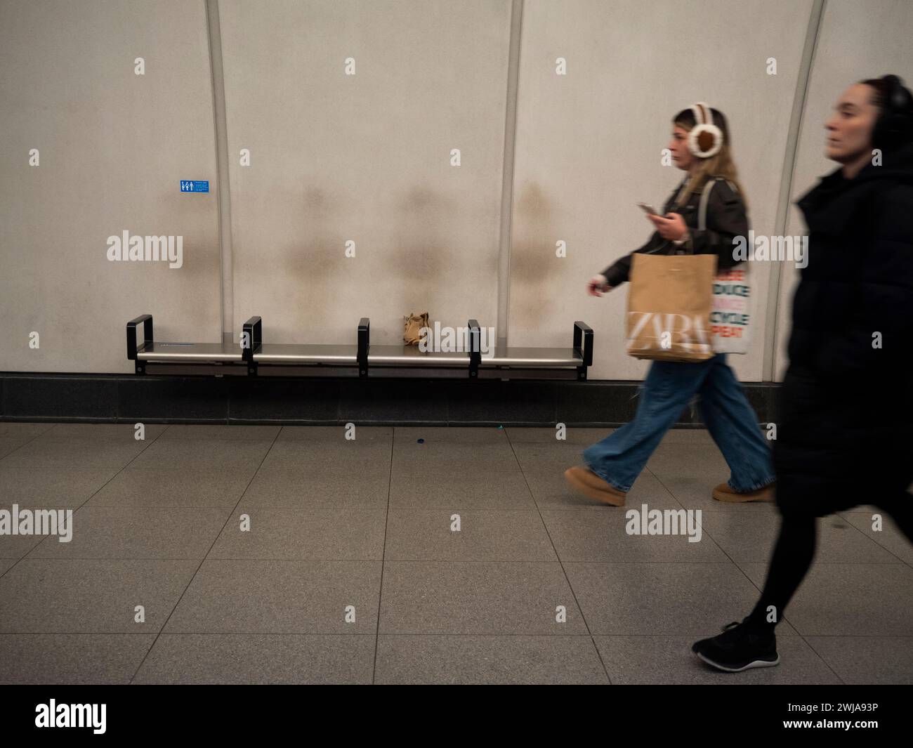 Fantômes, marques fantômes sur le mur de la station de Liverpool Street sur la ligne Elizabeth, les taches ont été laissées par les passagers appuyés contre le mur alors qu'ils étaient assis Banque D'Images