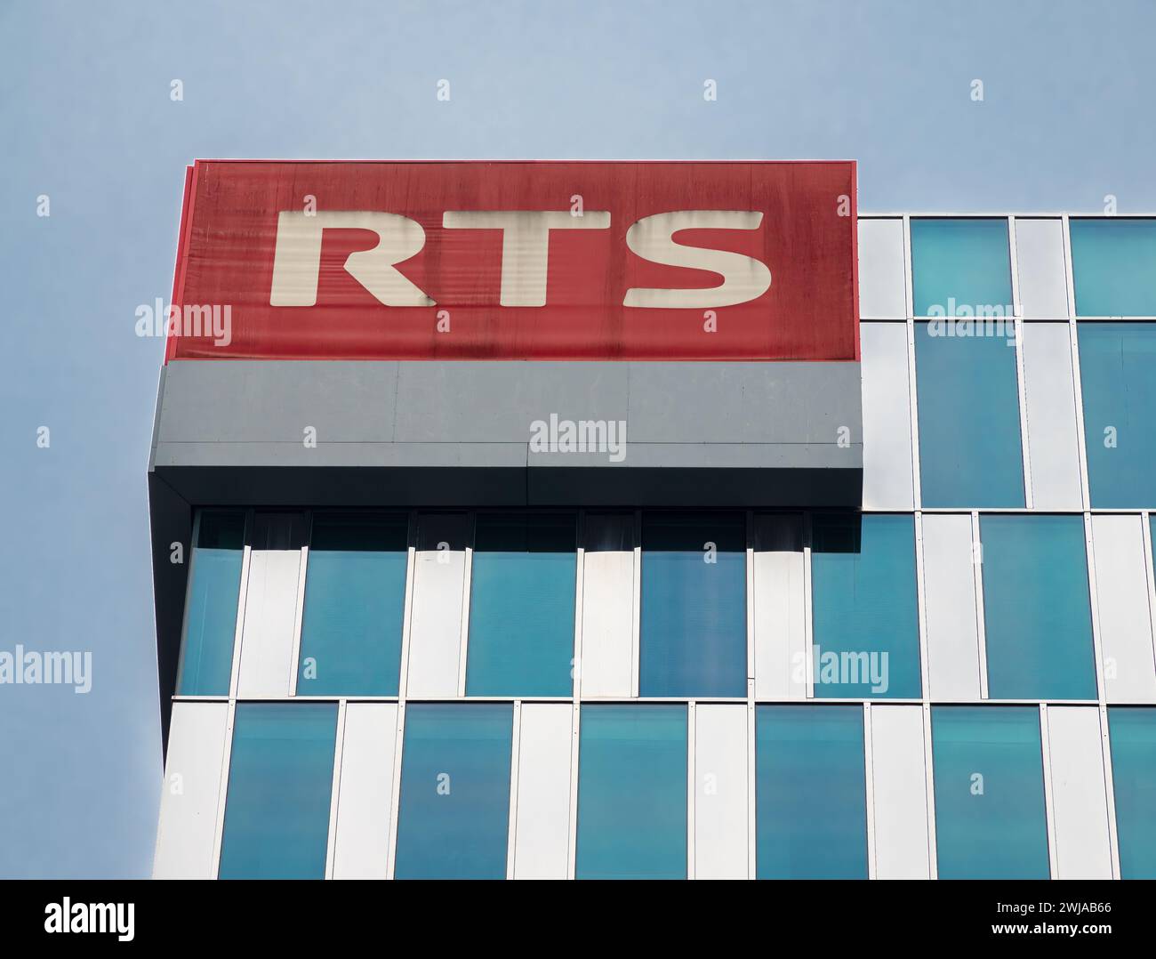 La tour du RTS (radio Television Suisse) sur les rives de l'Arve à Genève  Photo Stock - Alamy