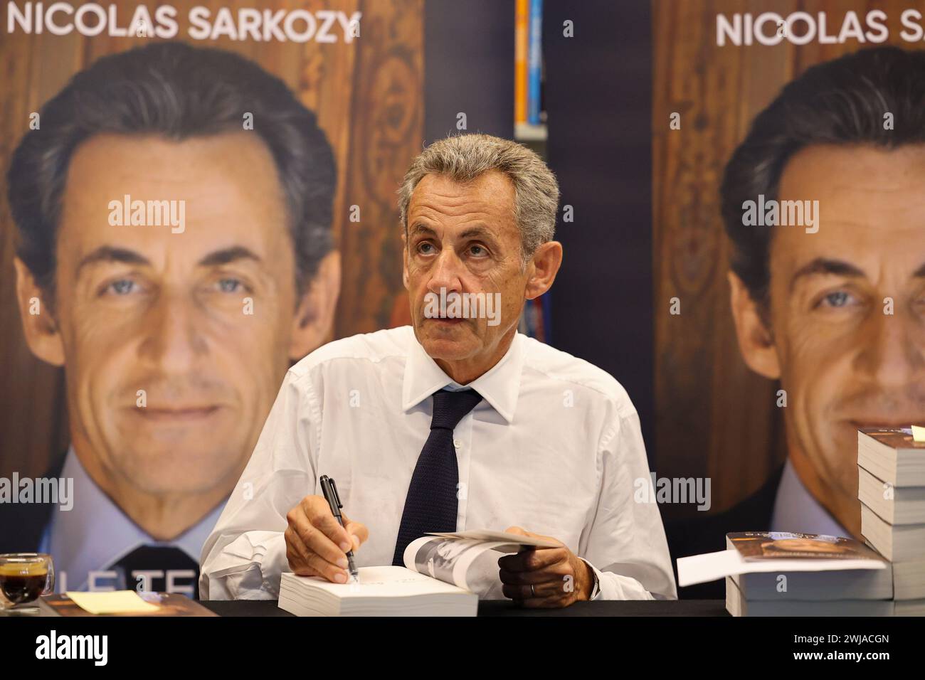 Arcachon (sud-ouest de la France) : Nicolas Sarkozy signe des exemplaires de son livre le temps des combats le 25 août 2023. Banque D'Images