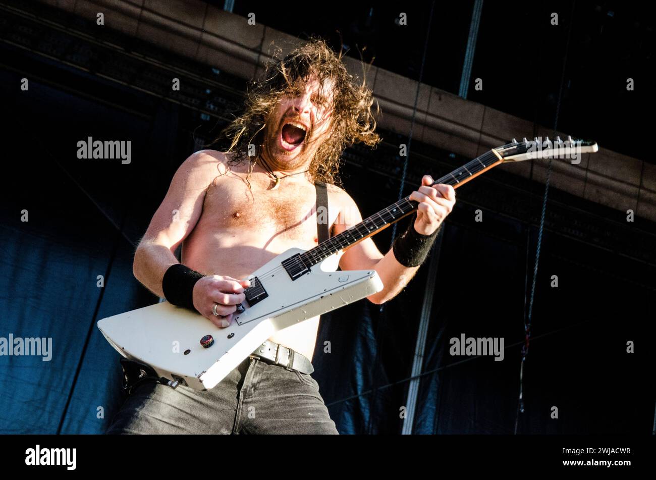 Joel O'Keeffe d'Airbourne se produisant au stade olympique d'Athènes / Grèce, juillet 2022 Banque D'Images