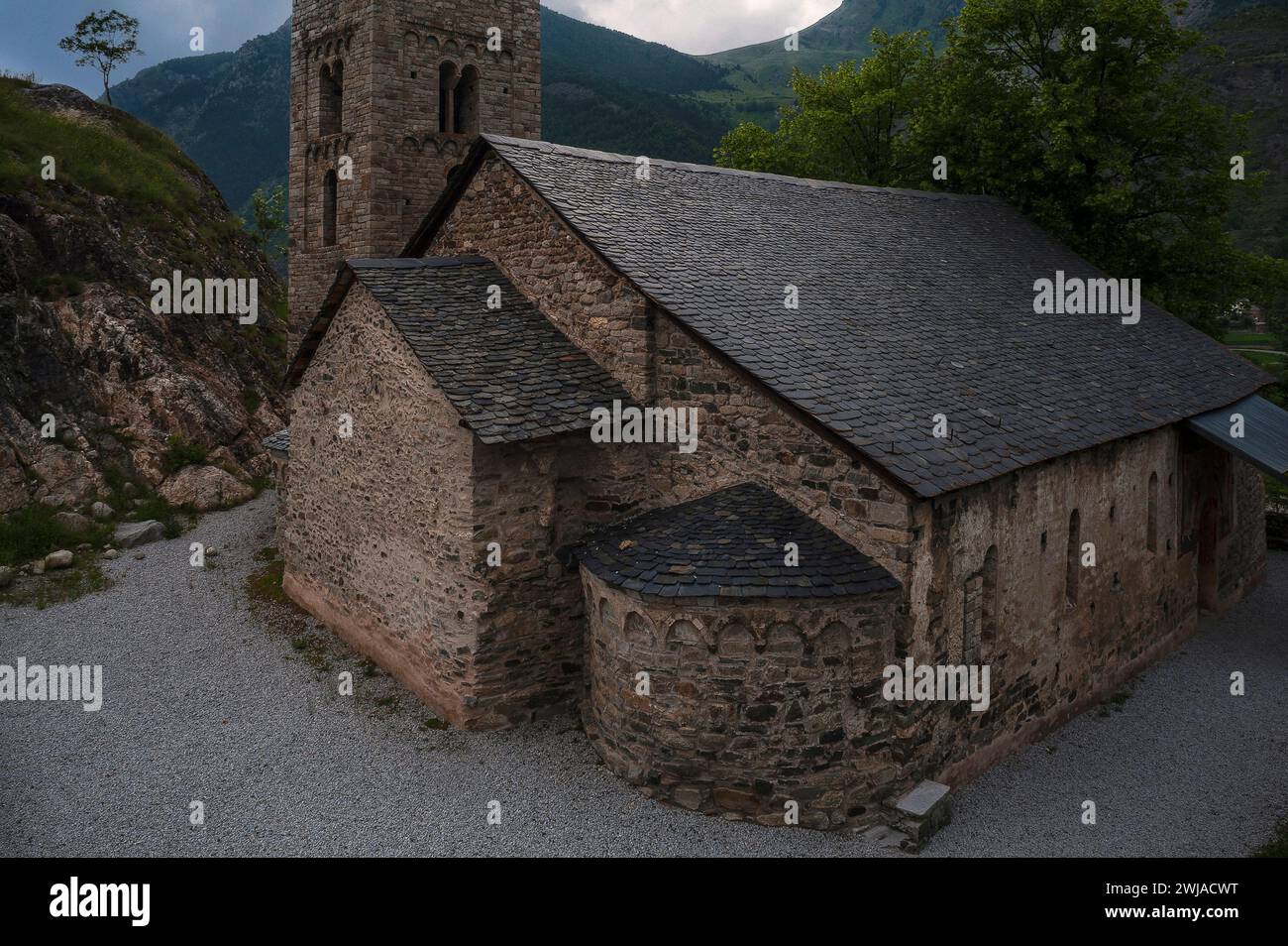 Église romane Sant Joan de Boí, dans la Vall de Boí, Lleida, Catalogne, Espagne. L'église a été construite dans les années 1000 par les seigneurs d'Erill en utilisant un butin de guerre. Banque D'Images