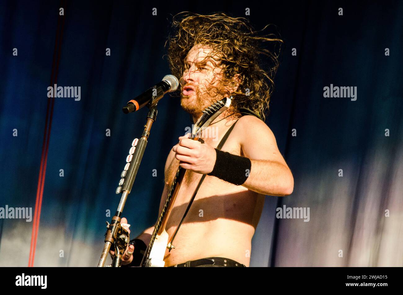 Joel O'Keeffe d'Airbourne se produisant au stade olympique d'Athènes / Grèce, juillet 2022 Banque D'Images