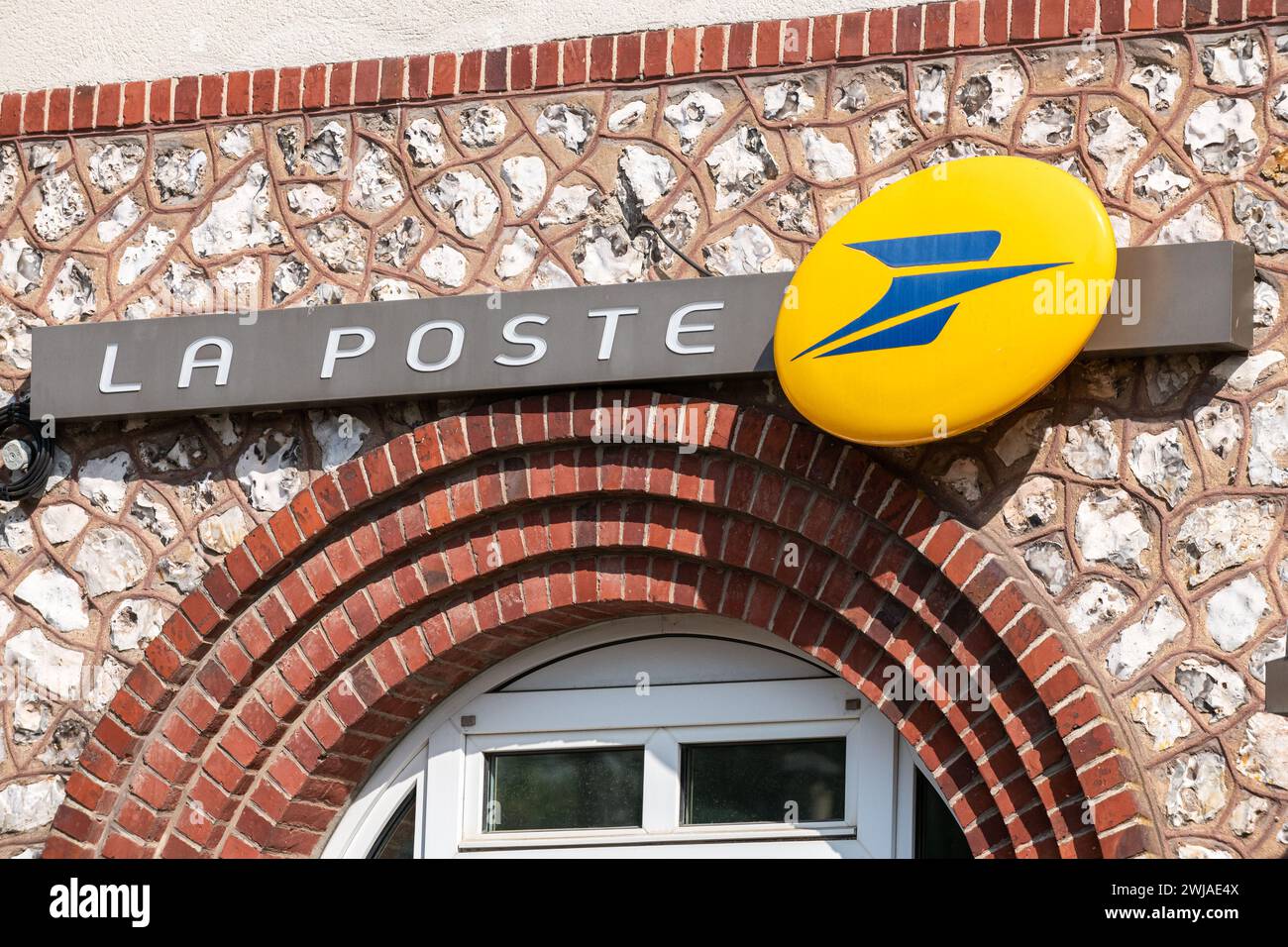 Bureau de poste en zone rurale : bureau de poste et boîte aux lettres jaune à Saint-Pierre-de-Varengeville (Nord de la France) Banque D'Images