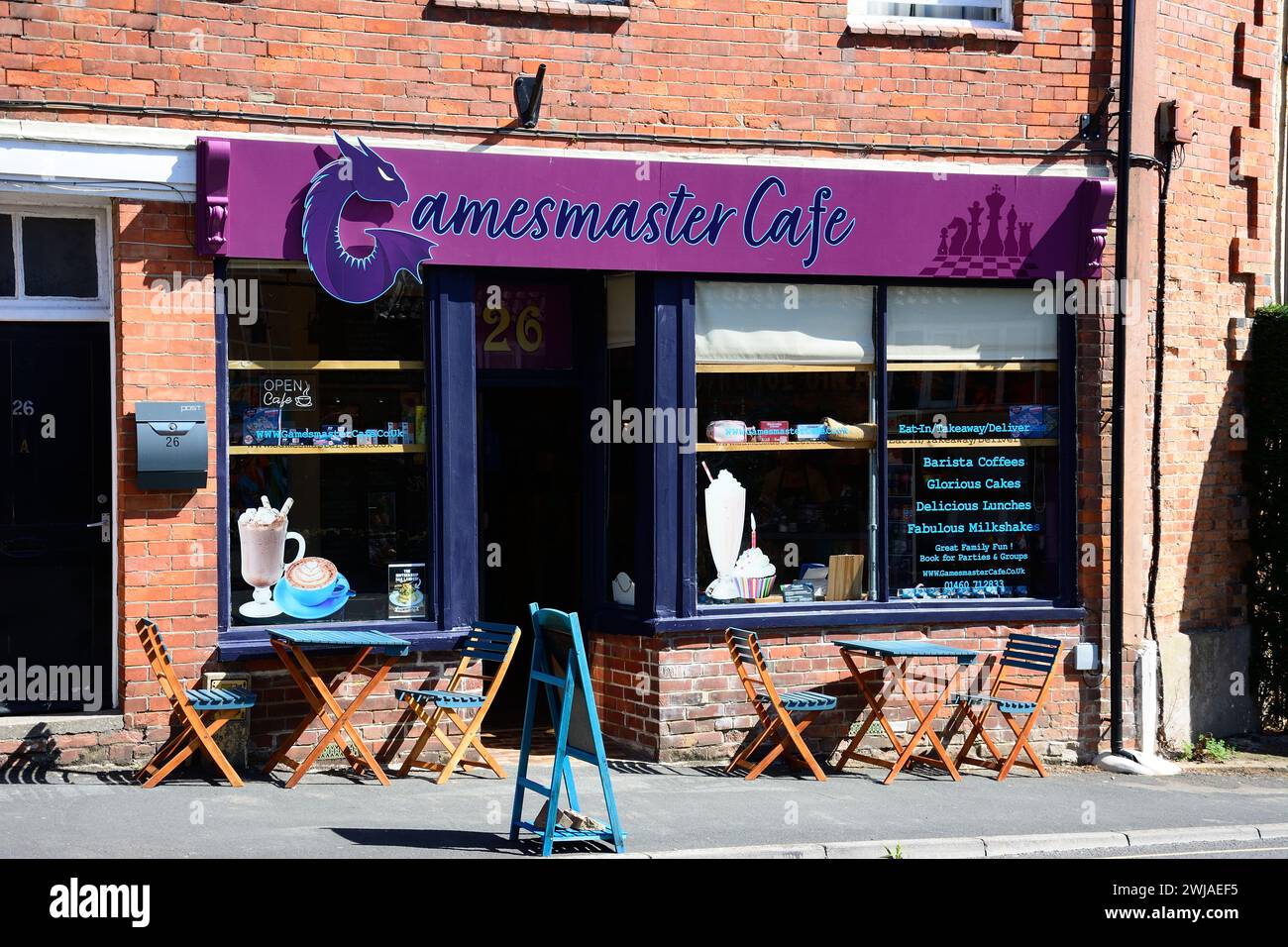 Vue avant du café Gamesmaster le long de Silver Street, Ilminster, Somerset, Royaume-Uni, Europe. Banque D'Images