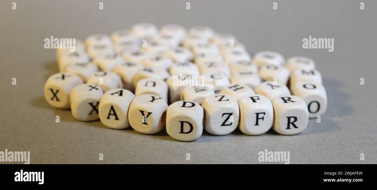 Cubes en bois avec des lettres sur le fond gris clair. Eléments graphiques. Banque D'Images