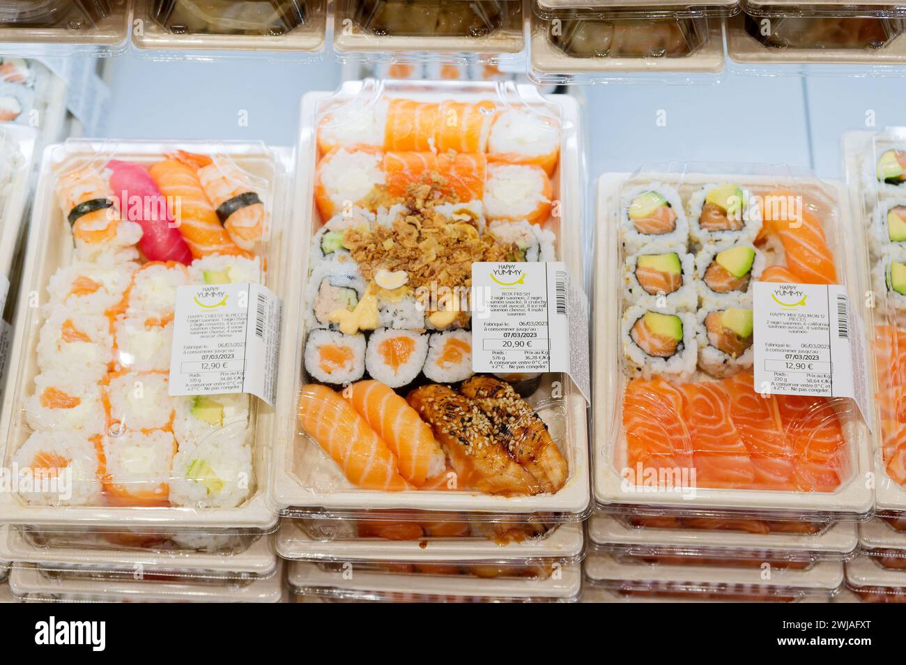 Happy Yummy sushi dans des plateaux en plastique dans le comptoir de charcuterie frais d’un supermarché Monoprix dans le centre commercial Cap 3000, à Saint-Laurent-du-Var (sud Banque D'Images