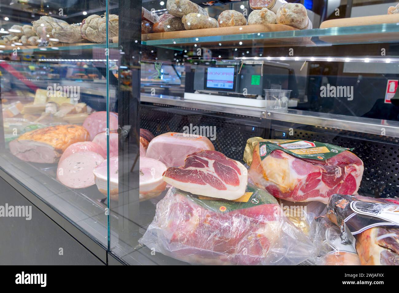 Département boucherie et charcuterie d'un supermarché Monoprix dans le centre commercial Cap 3000 à Saint-Laurent-du-Var (sud-est de la France). Compt Banque D'Images