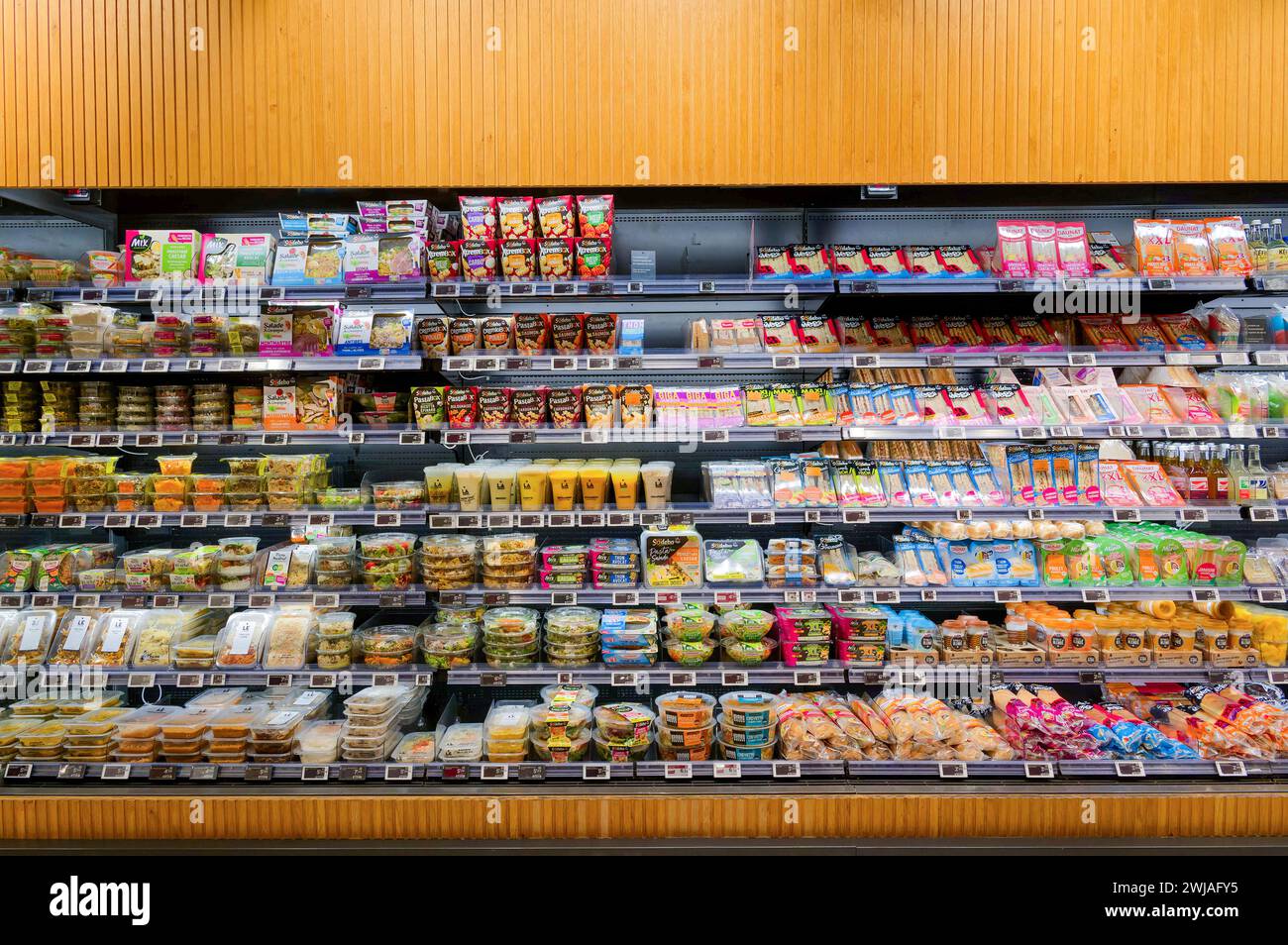 Section prêt-à-manger et sandwich d’un supermarché Monoprix dans le centre commercial Cap 3000, à Saint-Laurent-du-Var (sud-est de la France). Grignotage Banque D'Images