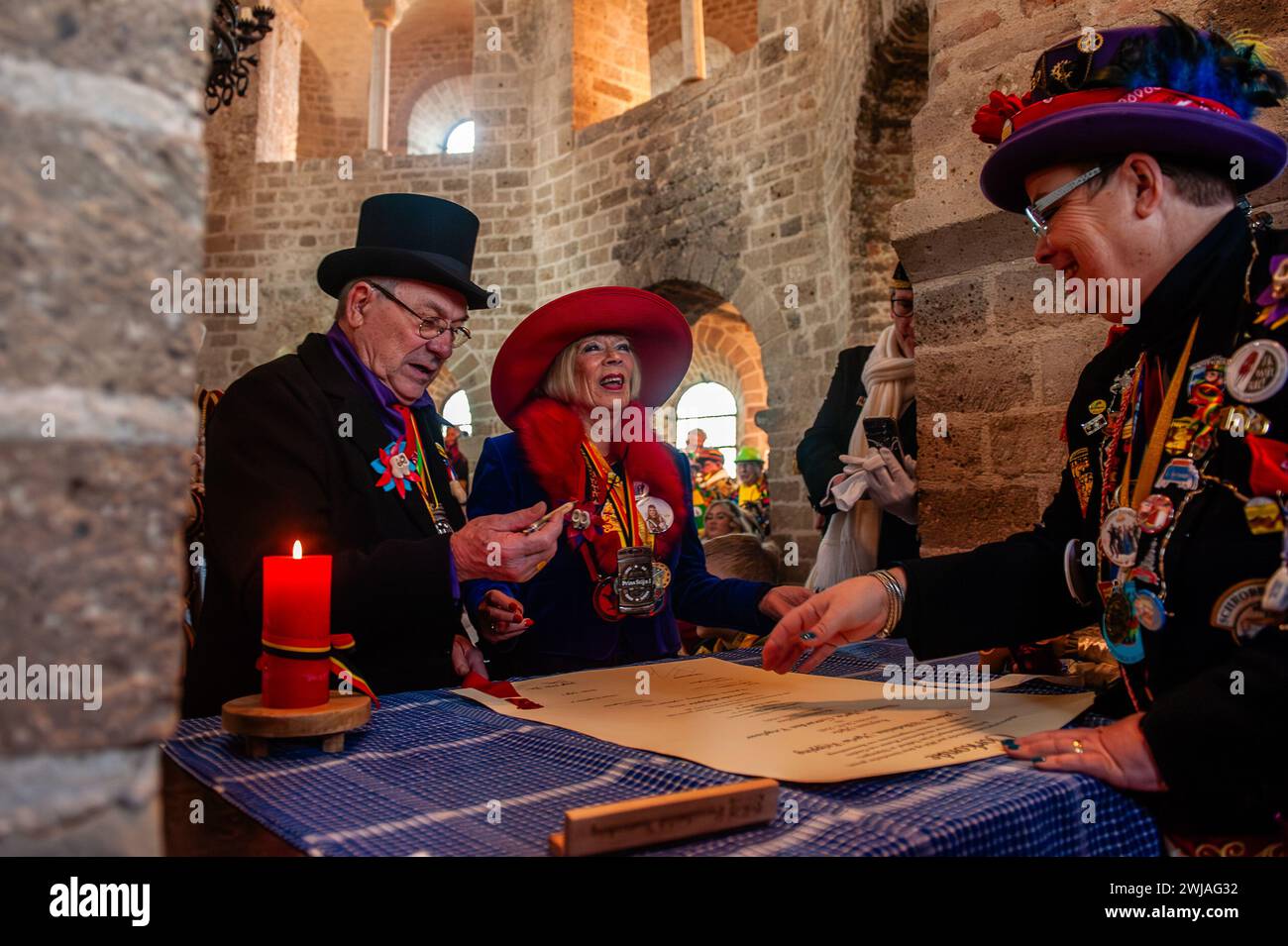 Nimègue, pays-Bas. 13 février 2024. Le couple est vu signer leur contrat de mariage. Le mariage du fermier est l'une des traditions du carnaval néerlandais, en particulier dans le Limbourg, le Brabant du Nord et la Gueldre. Le couple s'est réuni à la chapelle Valkhof, vêtu de vêtements traditionnels de fermier et entouré de personnes portant des costumes vibrants. Crédit : SOPA images Limited/Alamy Live News Banque D'Images