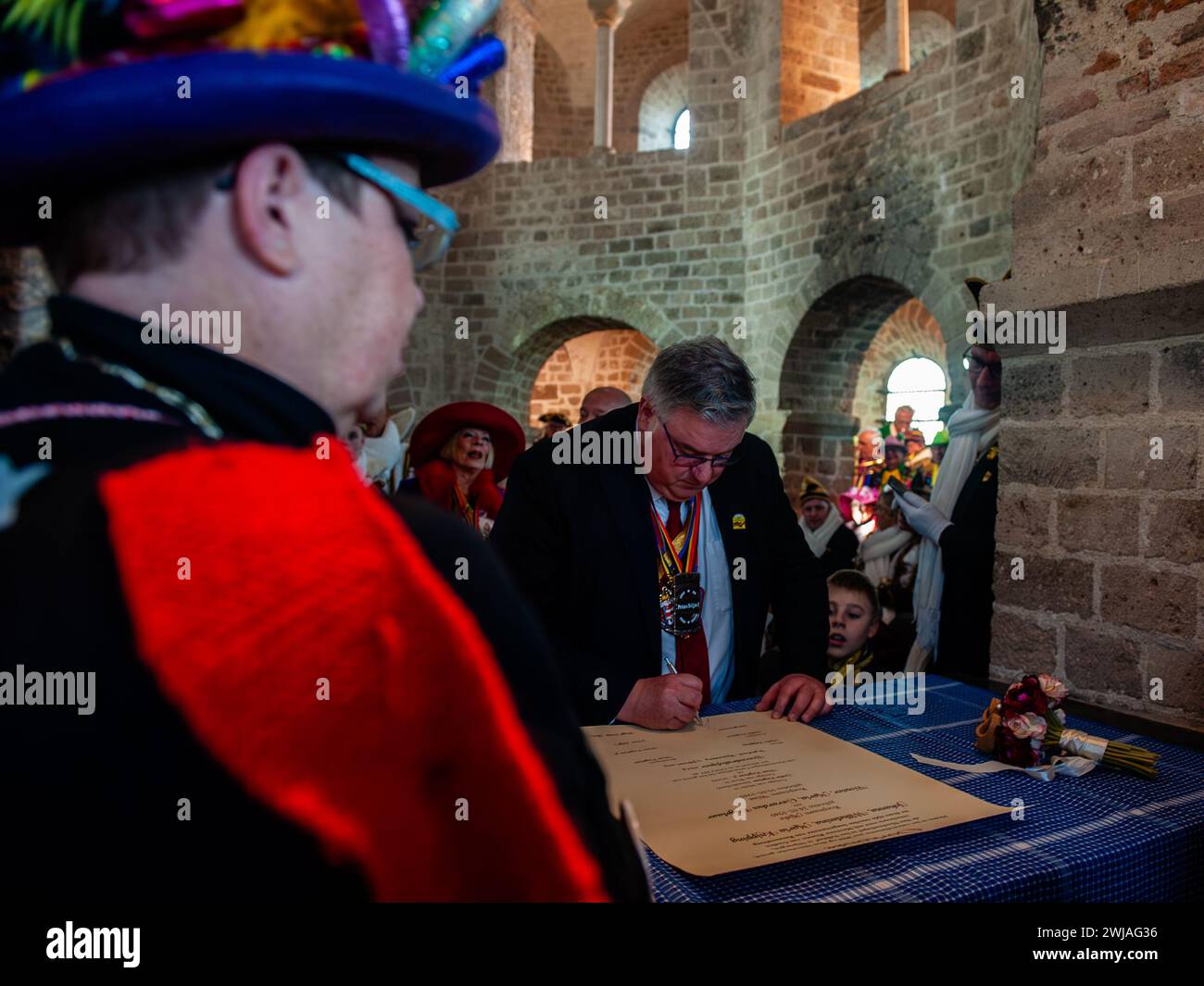 Nimègue, pays-Bas. 13 février 2024. Le maire Hubert Bruls est vu signer comme témoin lors de la cérémonie. Le mariage du fermier est l'une des traditions du carnaval néerlandais, en particulier dans le Limbourg, le Brabant du Nord et la Gueldre. Le couple s'est réuni à la chapelle Valkhof, vêtu de vêtements traditionnels de fermier et entouré de personnes portant des costumes vibrants. Crédit : SOPA images Limited/Alamy Live News Banque D'Images