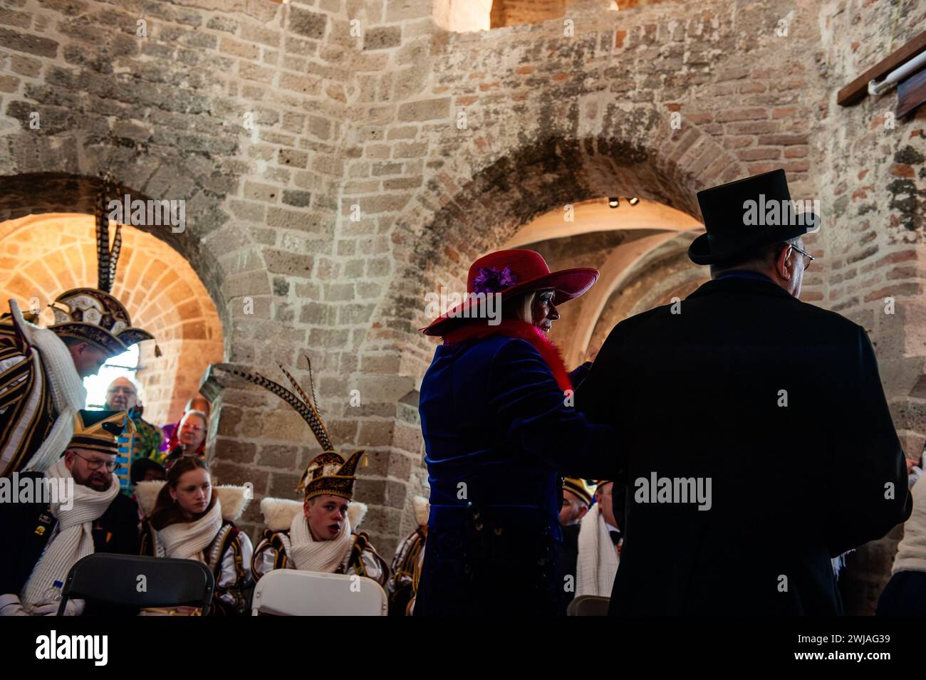 Nimègue, pays-Bas. 13 février 2024. Le couple est vu prêter attention pendant la cérémonie. Le mariage du fermier est l'une des traditions du carnaval néerlandais, en particulier dans le Limbourg, le Brabant du Nord et la Gueldre. Le couple s'est réuni à la chapelle Valkhof, vêtu de vêtements traditionnels de fermier et entouré de personnes portant des costumes vibrants. Crédit : SOPA images Limited/Alamy Live News Banque D'Images