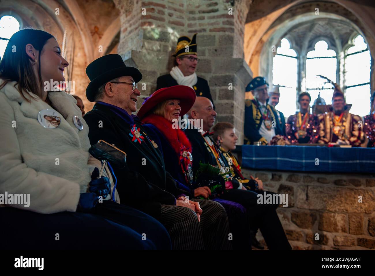 Nimègue, pays-Bas. 13 février 2024. Le couple est vu entouré de parents et d'amis. Le mariage du fermier est l'une des traditions du carnaval néerlandais, en particulier dans le Limbourg, le Brabant du Nord et la Gueldre. Le couple s'est réuni à la chapelle Valkhof, vêtu de vêtements traditionnels de fermier et entouré de personnes portant des costumes vibrants. (Photo par Ana Fernandez/SOPA images/SIPA USA) crédit : SIPA USA/Alamy Live News Banque D'Images