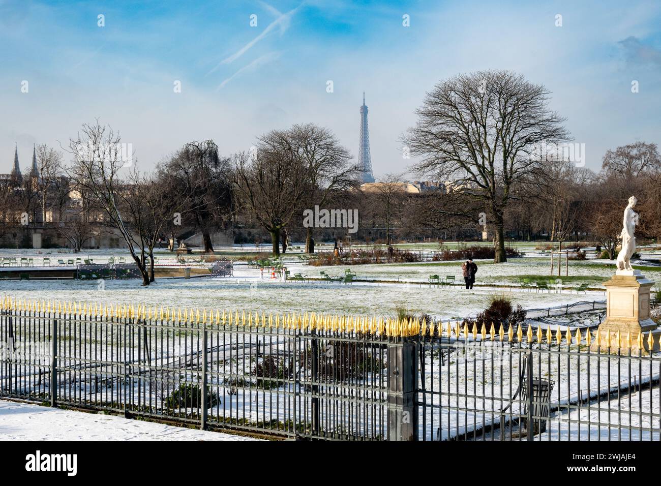 Paris, France, paysage des jardins des Tuileries avec la tour Eiffel en hiver, éditorial seulement. Banque D'Images