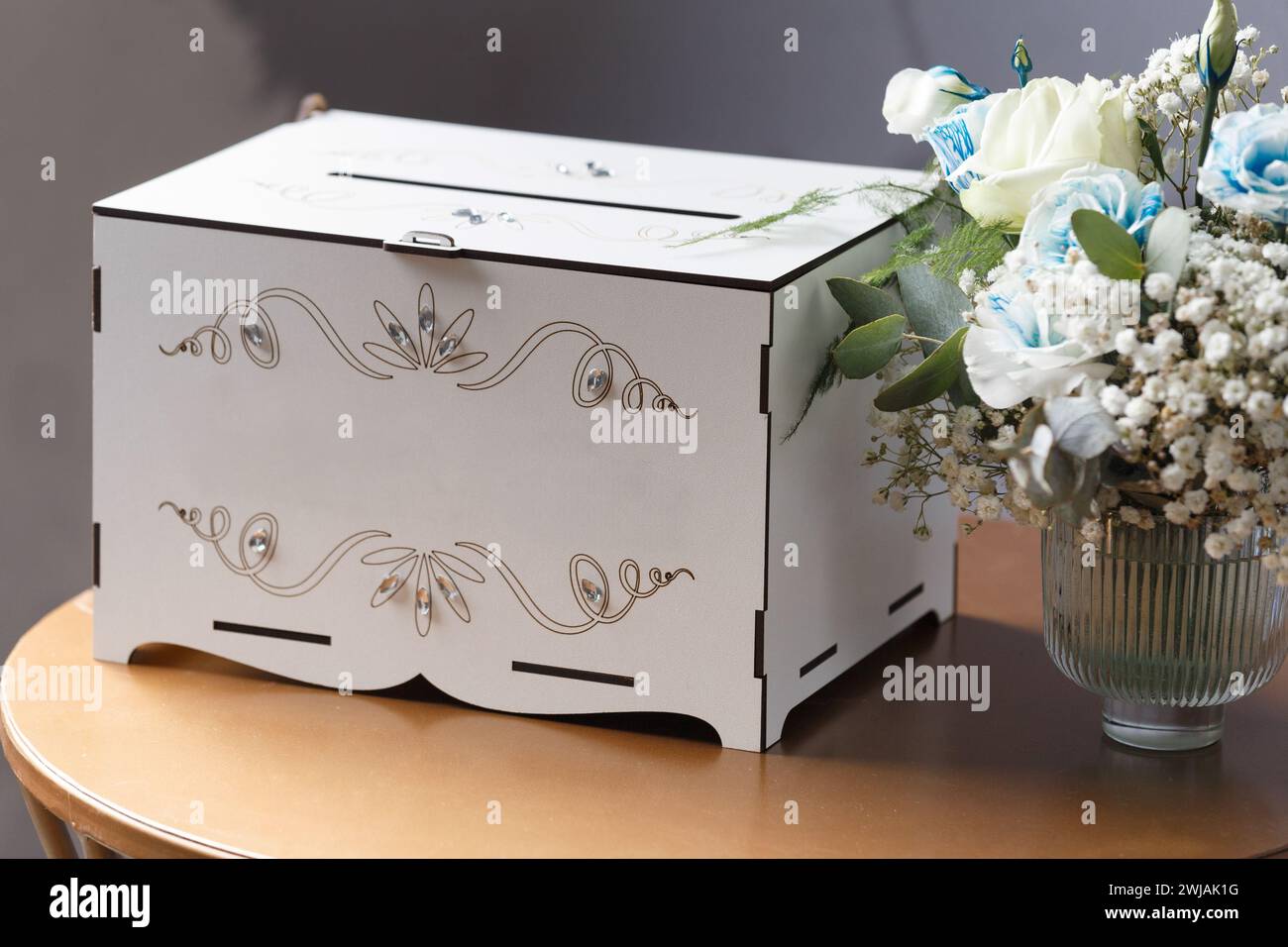 Boîte de mariage en bois blanc pour cartes, argent, cadeaux pour les jeunes mariés sur la table. Accessoires de mariage. Boîte de dons Banque D'Images