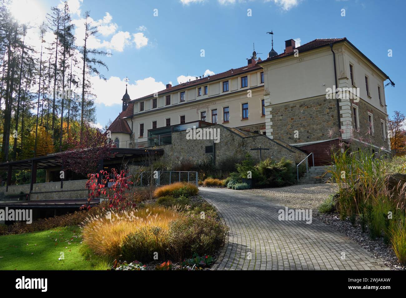 Luhacovice, République tchèque - 28 octobre 2023 - vue de la Maison des Augustins par un après-midi d'automne ensoleillé Banque D'Images