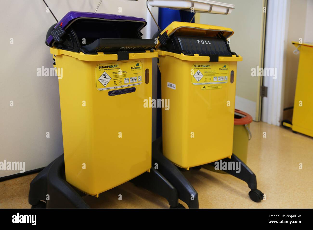 Poubelles pour objets pointus et déchets médicaux à l'hôpital Epsom Surrey Angleterre Banque D'Images