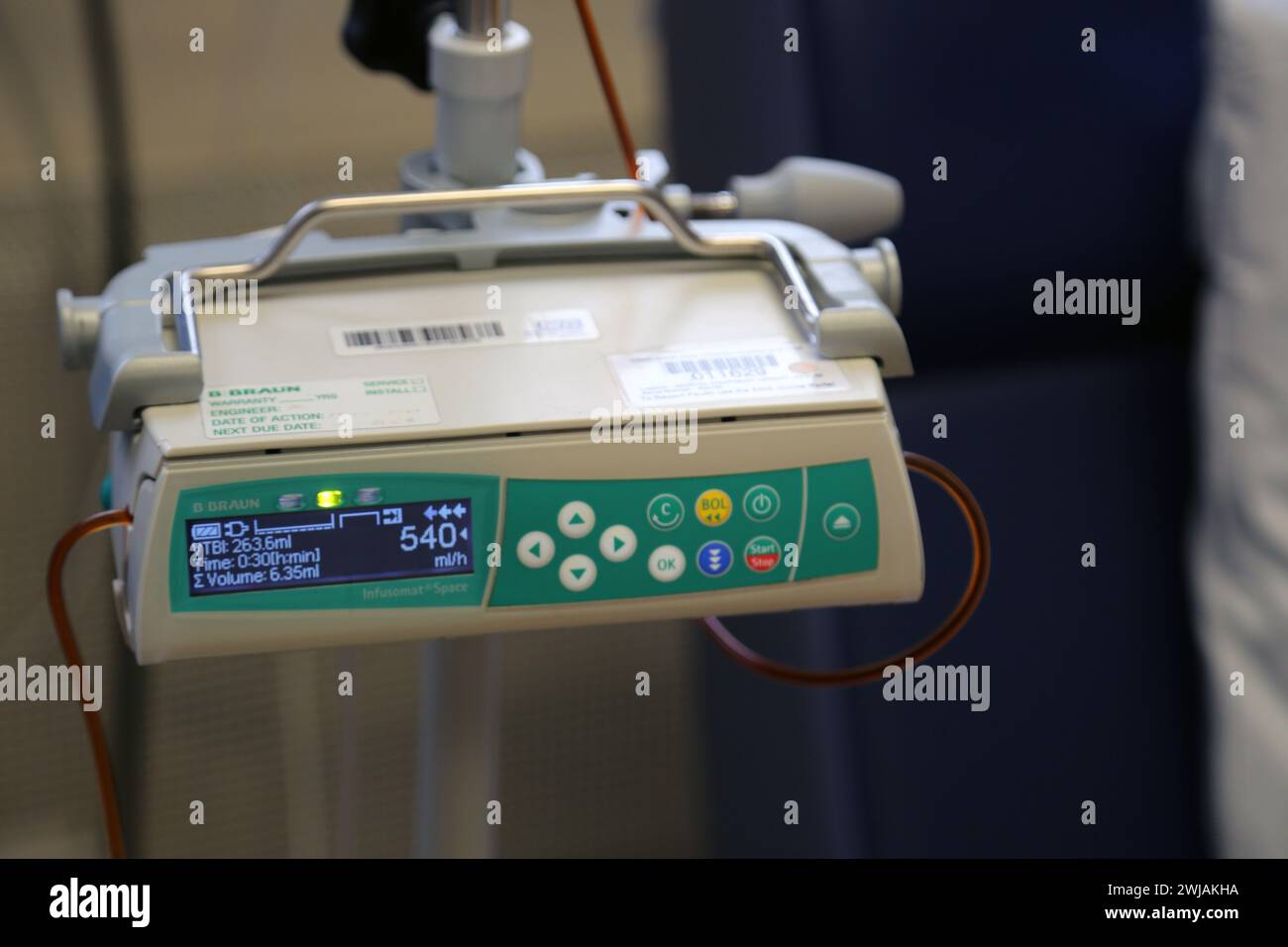 Système de pompe à perfusion volumétrique Infusomat Space prêt pour une perfusion de fer sur un patient à l'hôpital Surrey Angleterre Banque D'Images