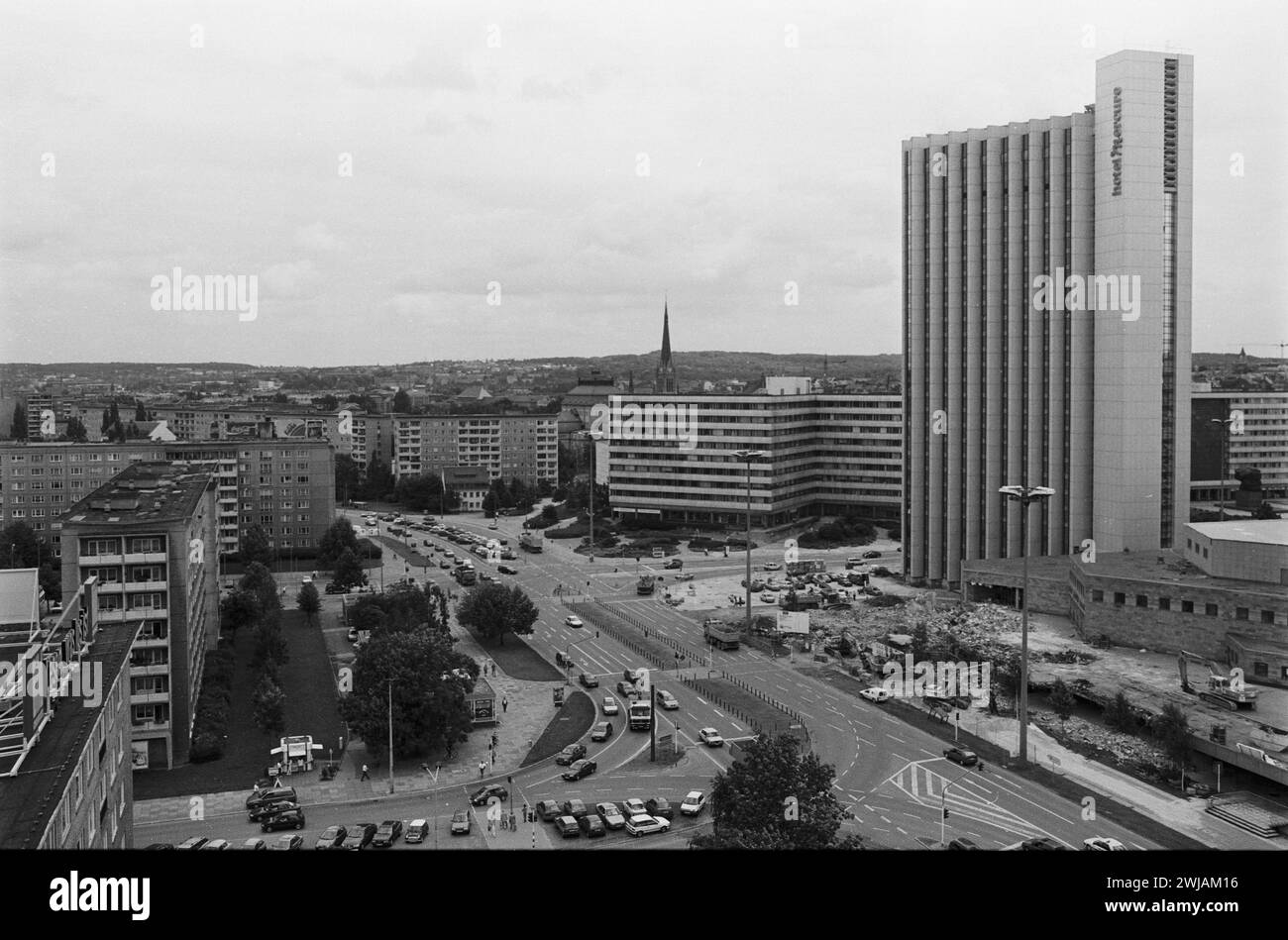 Innenstadtfotos 05.07.1996, Chemnitz,Innenstadt, Stadtansicht, Hotelhochhaus , Hôtel Mercure ehemals Interhotel Kongress umbau des gesamten Eingangsbereiches under Zufahrten *** photos du centre-ville 05 07 1996, Chemnitz, centre-ville, vue sur la ville, tour hôtel, hôtel Mercure anciennement Interhotel Kongress reconstruction de toute la zone d'entrée, y compris les routes d'accès Banque D'Images