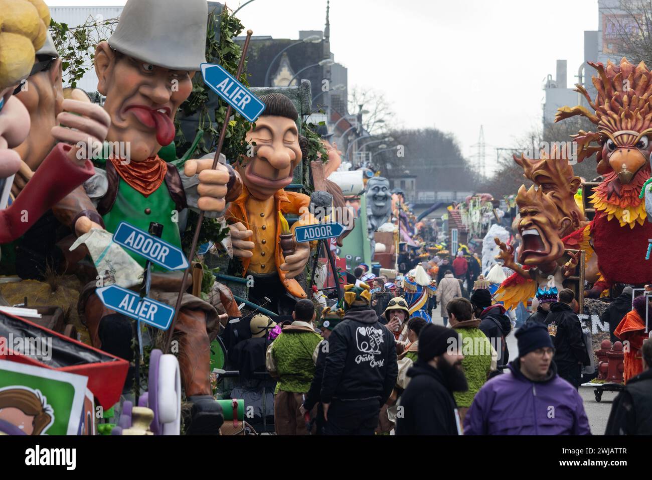 AALST, BELGIQUE, 11 FÉVRIER 2024 les chars du carnaval font la queue