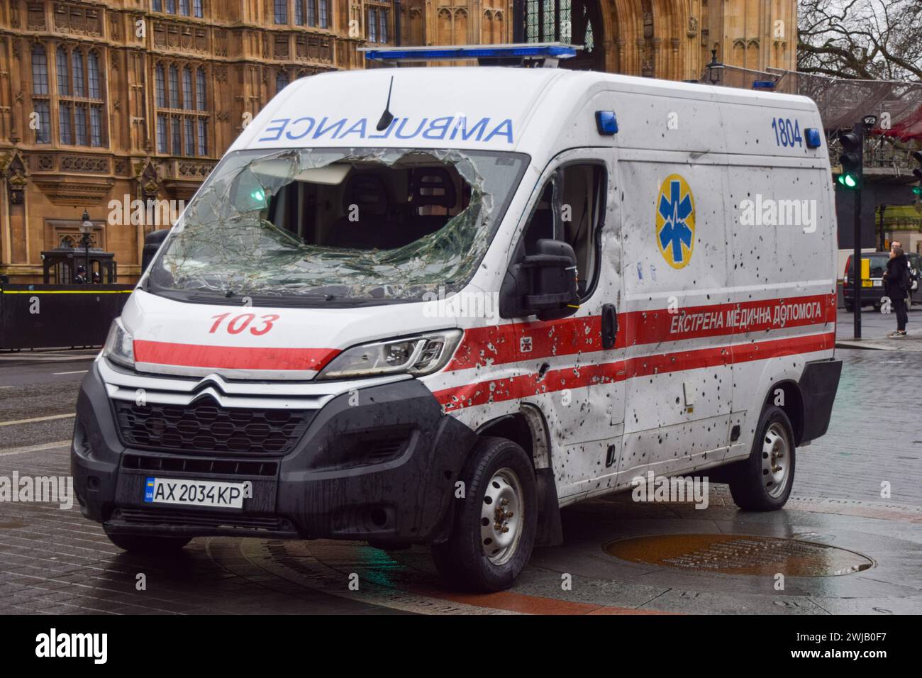 Londres, Royaume-Uni. 14 février 2024. Une ambulance criblée de trous de balles a été exposée devant le Parlement britannique avec d'autres objets appartenant à des ambulanciers paramédicaux, à l'approche du deuxième anniversaire de l'invasion russe de l'Ukraine. Crédit : Vuk Valcic/Alamy Live News Banque D'Images